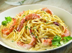 Spaghetti con camarones en salsa de queso
